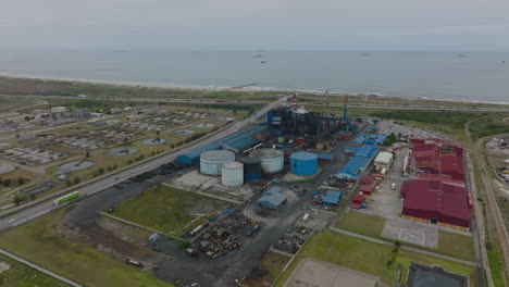 Imágenes-Aéreas-De-Diapositivas-Y-Panorámicas-De-La-Fábrica-Y-El-Sitio-De-Tratamiento-De-Aguas-Residuales-Cerca-De-La-Costa-Del-Mar.-Puerto-Elisabeth,-Sudáfrica