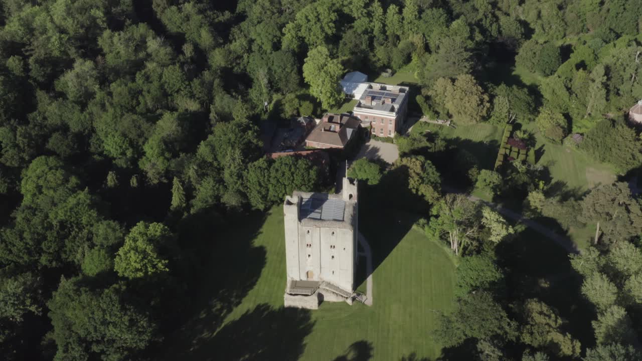 여름날 무성한 녹색 시골 사이에 있는 성 헤딩엄