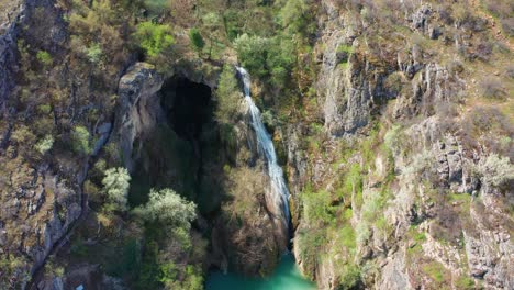 vista aérea de la cascada hotnitsa durante la primavera