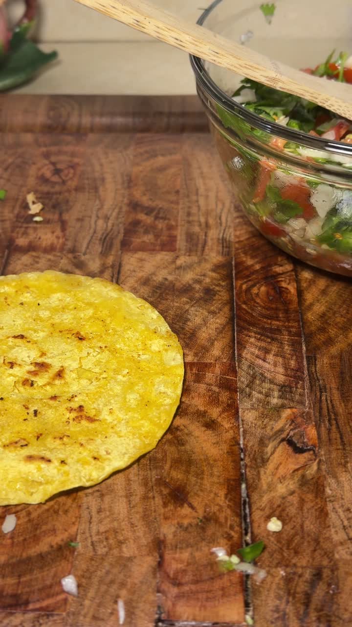 Primo piano di tortillas di mais scottate con salsa Pico fresca.