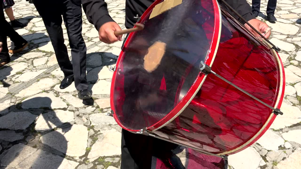 baterista de ramadán tocando el tambor con bandas