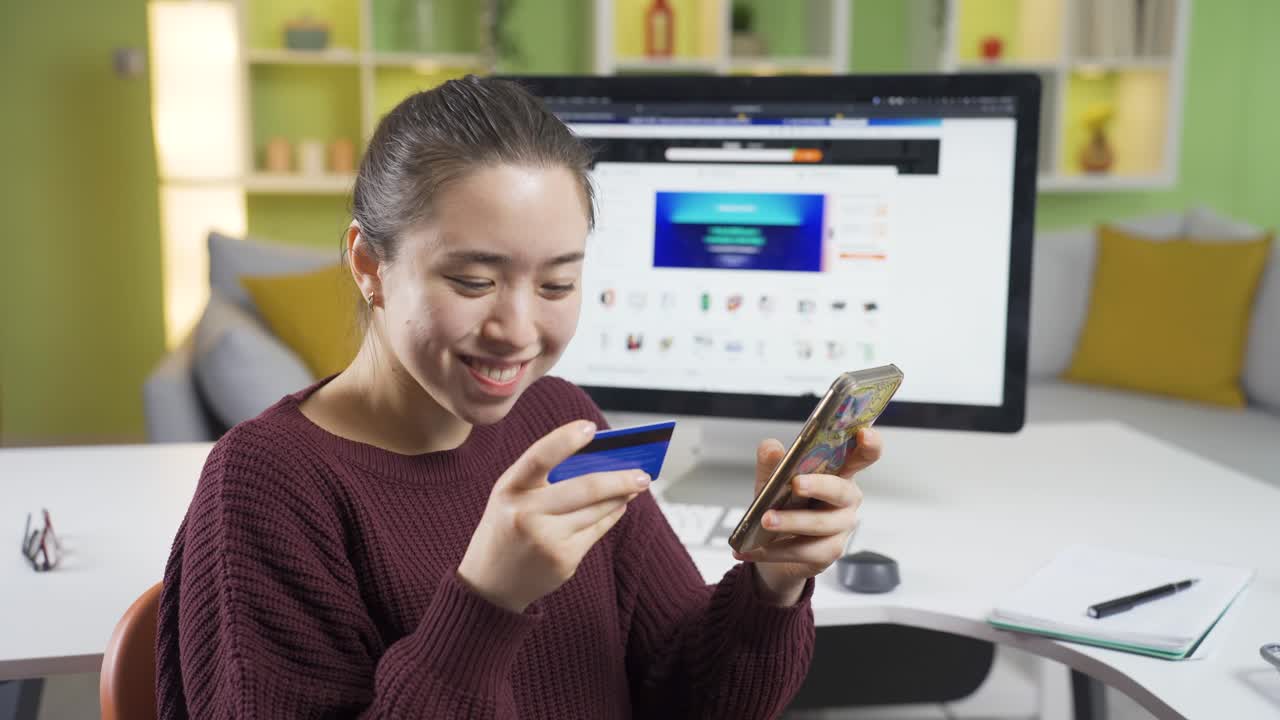 mujer joven ordenando de compras de comercio electrónico se ha completado y regocijándose.