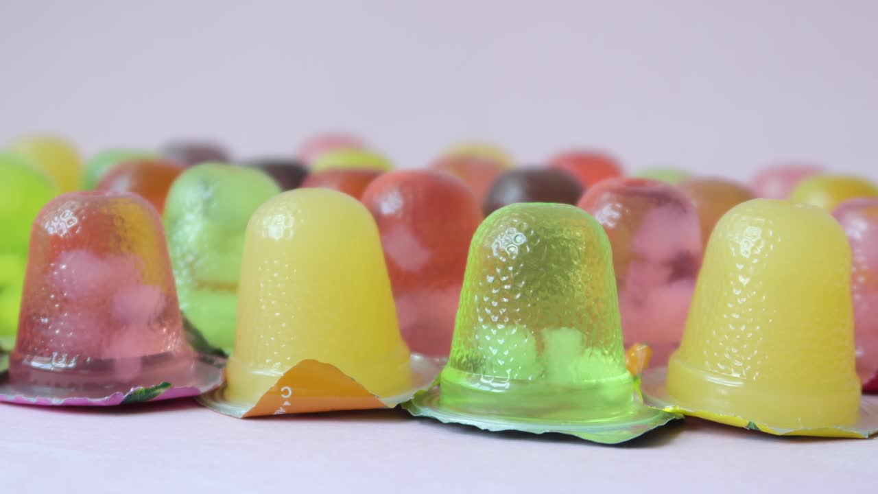 플라스틱 컨테이너에 풀 젤리 가까이 ,