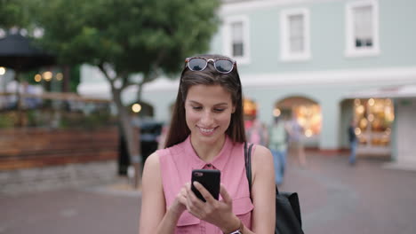 retrato en cámara lenta de una mujer joven y hermosa sonriendo feliz enviando mensajes de texto usando una aplicación de redes sociales para teléfonos inteligentes