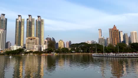 reflexión del paisaje urbano en un estanque tranquilo