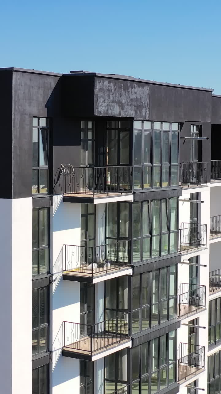 Udvendig udsigt af en moderne lejlighedsbygning under opførelse
