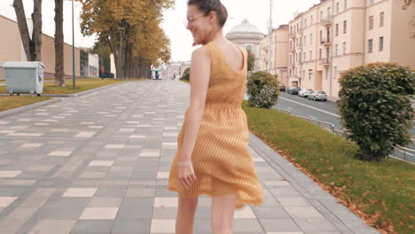 mujer caminando en la ciudad de otoño