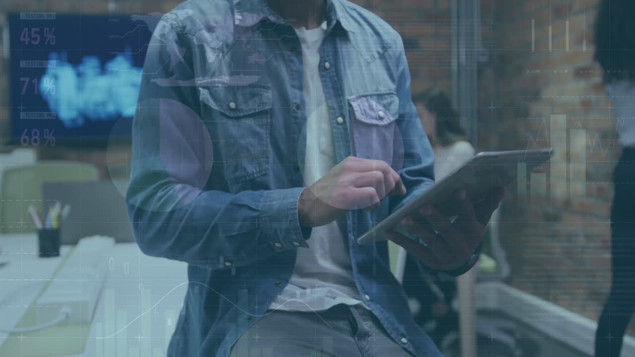 animación del procesamiento de datos sobre un hombre de negocios caucásico que usa una tableta