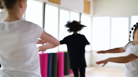 profesor y alumnos en clase de baile.