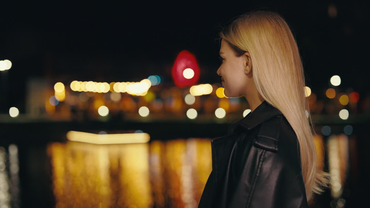 도시에서 밤에 여자