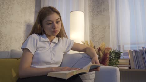 Mujer-Joven-Leyendo-Un-Libro.