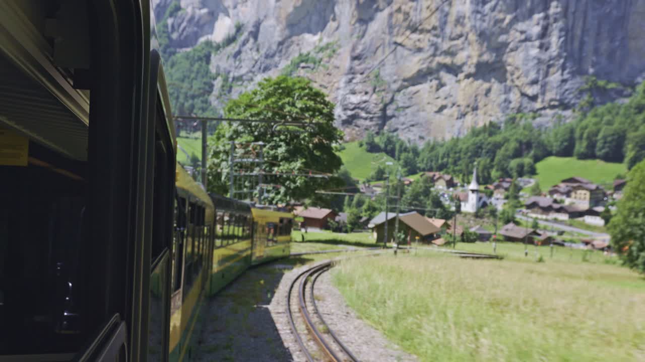 스위스 라우터브루넨 창에서 알프스 산 계곡에서 경치 좋은 기차 타기