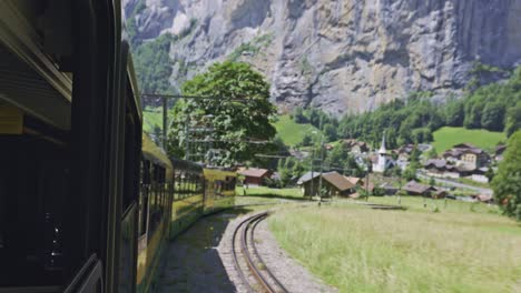 paseo panorámico en tren en el valle de la montaña de los alpes desde la ventana, lauterbrunnen suiza