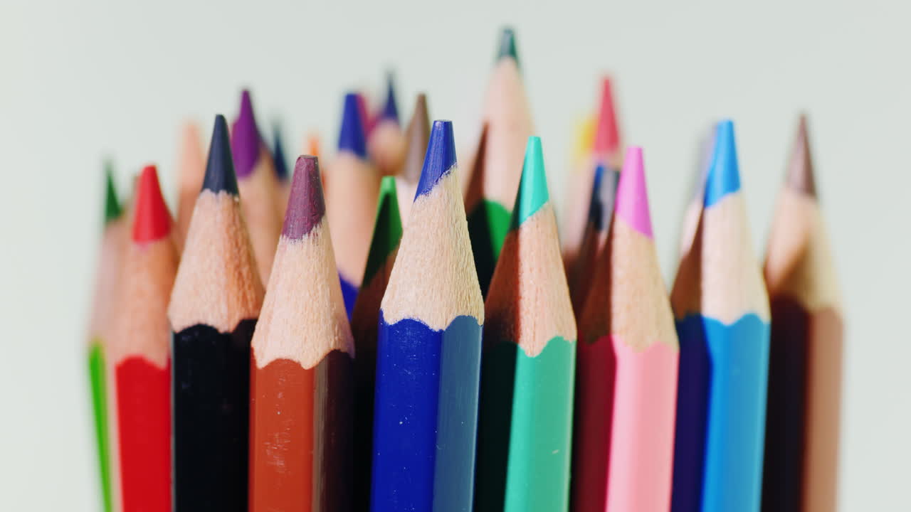 un juego de lápices multicolores sobre un fondo negro