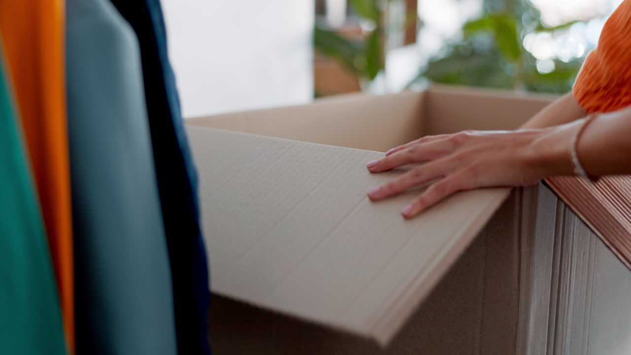 дизайнер моды, женщина и шляпа для продажи