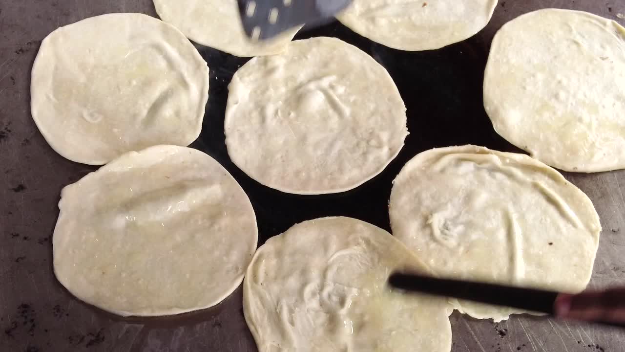 preparando el roti o el chapati en una sartén