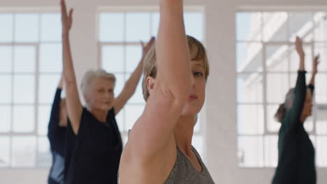 retrato, clase de yoga, hermosa, mujer madura, ejercicio, meditación saludable, practicar, oración, pose, disfrutar, grupo, entrenamiento físico, en, estudio