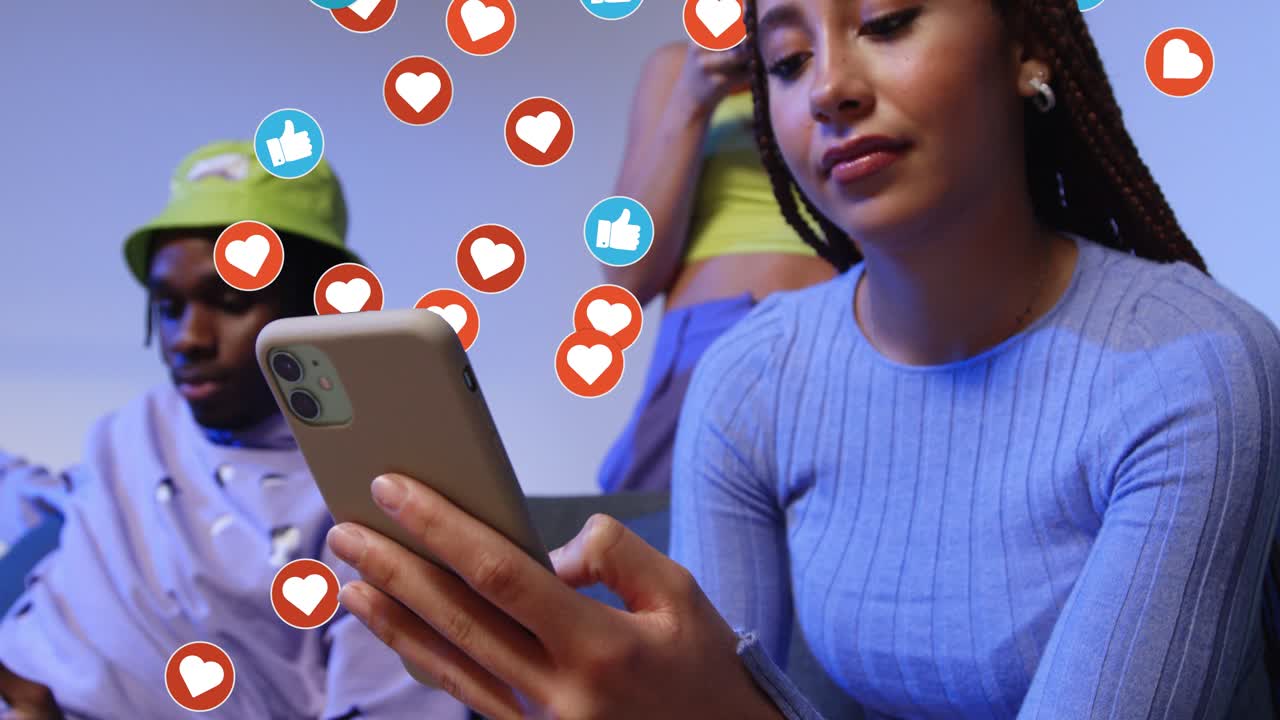 z 세대의 친구들이 모션 그래픽 이모지로 모바일 폰을 보고 여러 소셜 미디어 알림을 보여주고 온라인 콘텐츠에 대해 좋아하고 반응합니다.