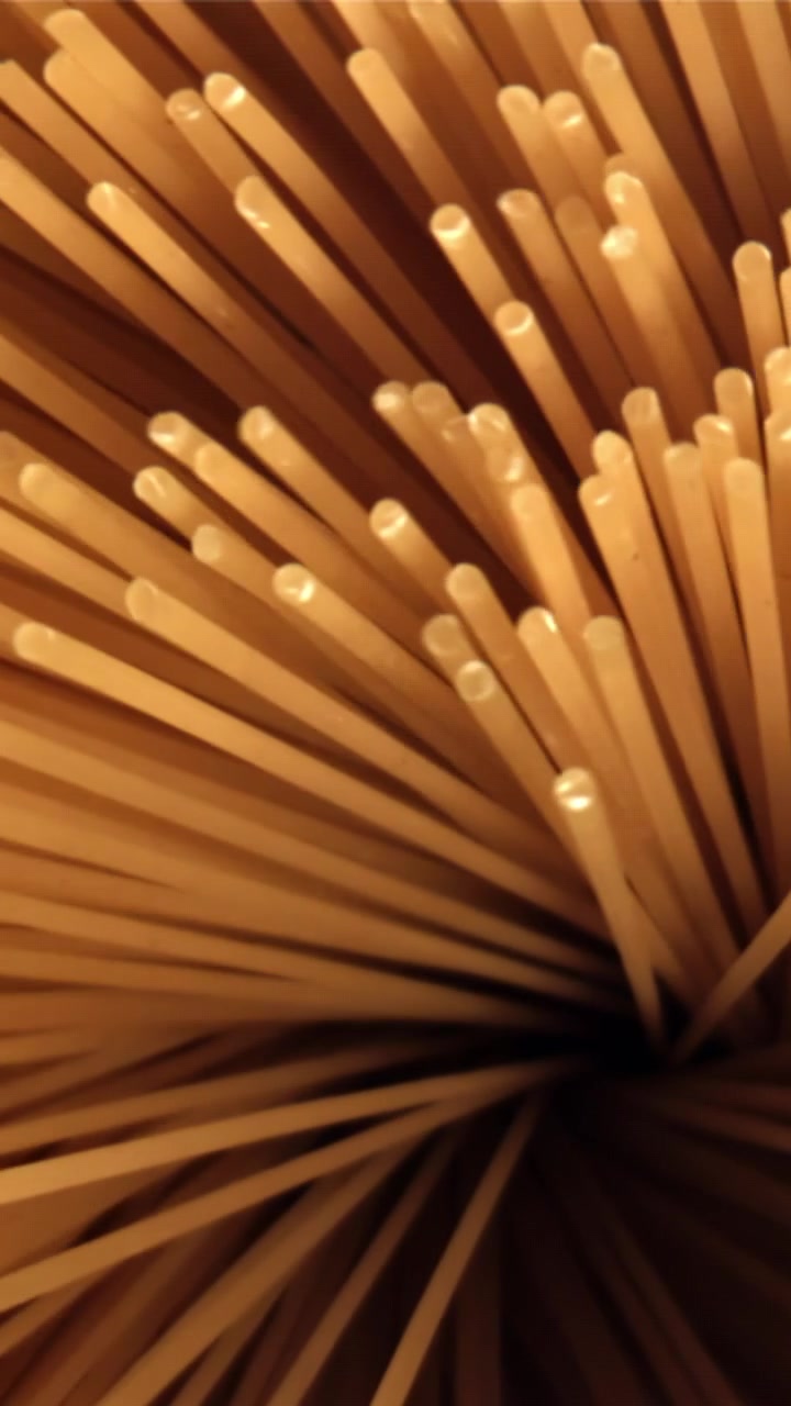 Vista astratta dall'alto di fili di spaghetti secchi