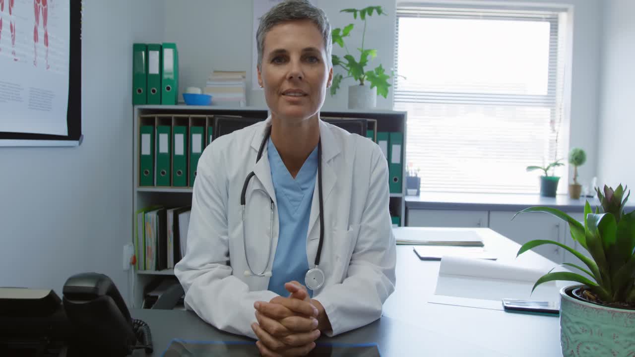 Professionista del settore medico al lavoro