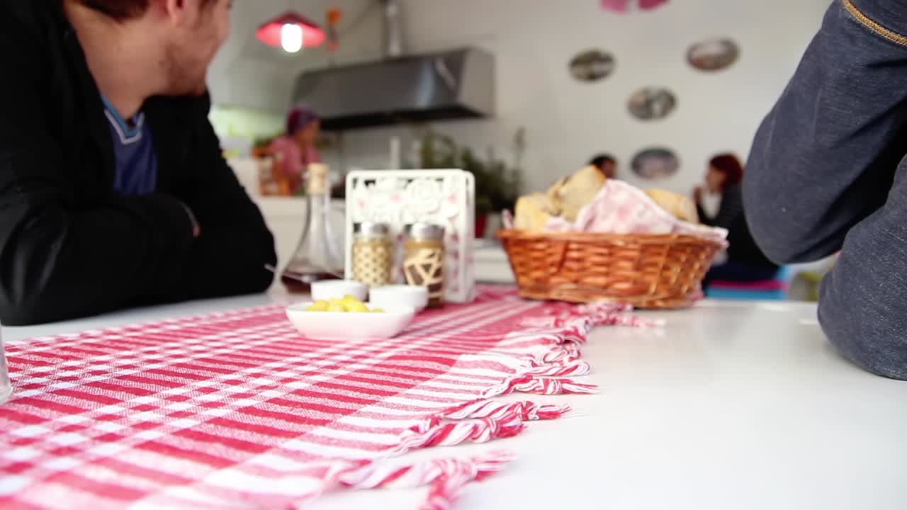 레스토랑 2 에서 수프 를 먹고 있는 친구 들