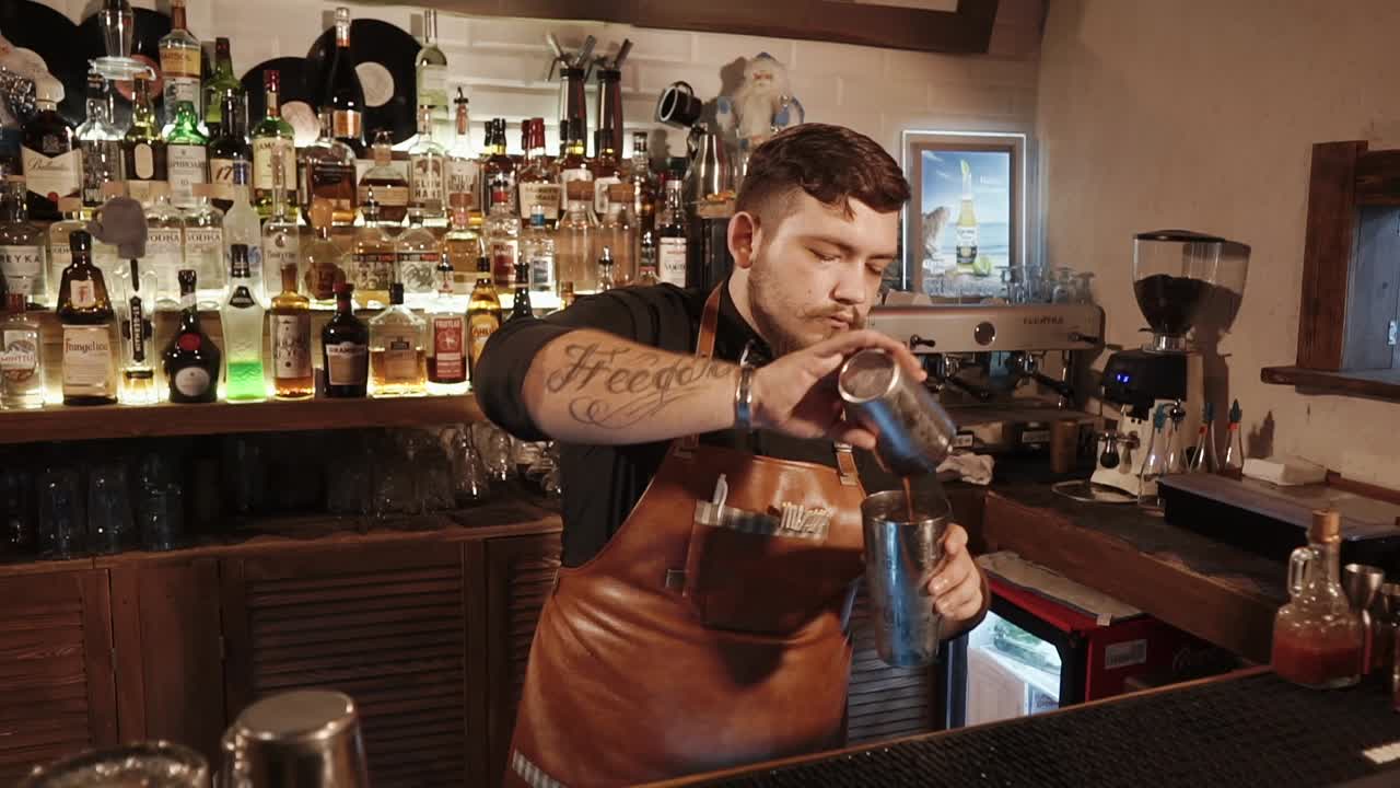 술집에서 테일을 만드는 바텐더