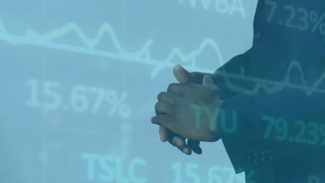 animación del procesamiento de datos sobre el empresario caucásico aplaudiendo.