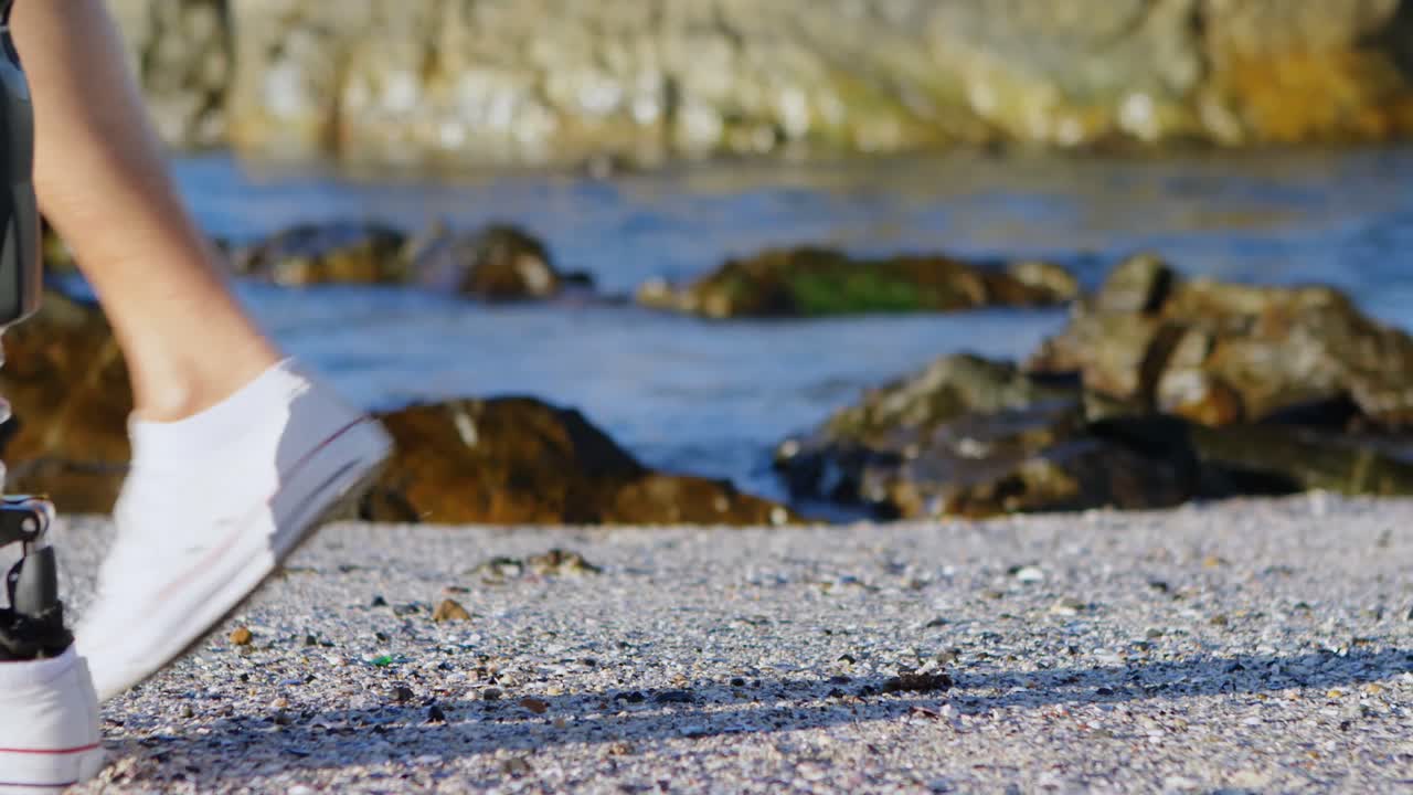 해변에서  ⁇ 고 있는 장애인 여성 4k