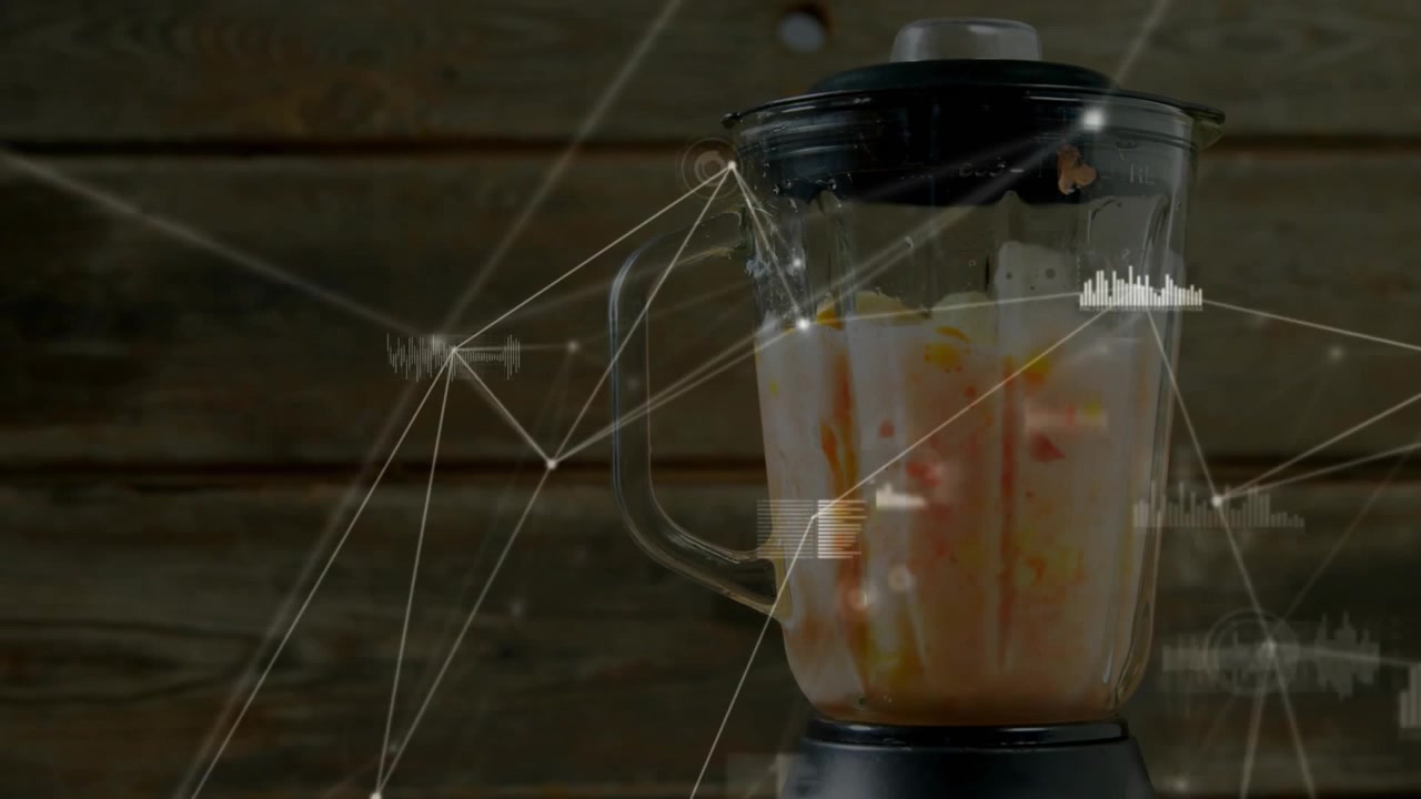 AR-Overlay erscheint um einen Standmixer, der Fruchtjoghurt zu einem Orangen-Smoothie mixt.