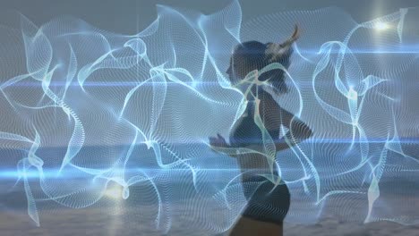 animación de formas azules sobre mujer caucásica corriendo en la playa