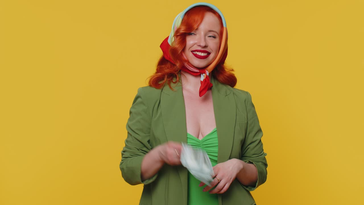 рыжая девушка с наличными деньгами доллар праздновать танец, успех бизнес карьера, победитель лотереи