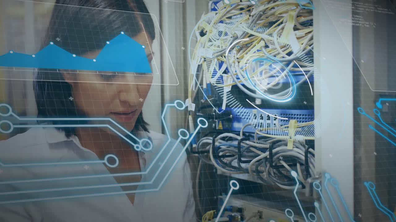 animación de la interfaz con el procesamiento de datos sobre una ingeniera biracial que trabaja en la sala de servidores