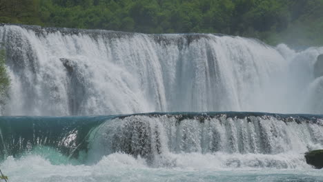 Ein-Wasserfall-Mit-Viel-Wasser-Auf-Einem-Sauberen-Und-Wilden-Gebirgsfluss