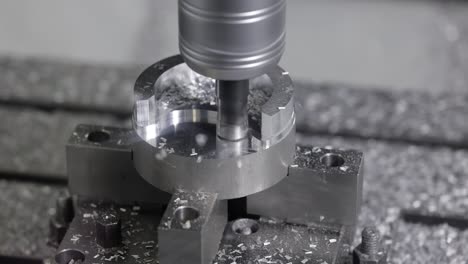 máquina de fresado cnc para metalurgia. corte de metal tecnología de procesamiento moderna.
