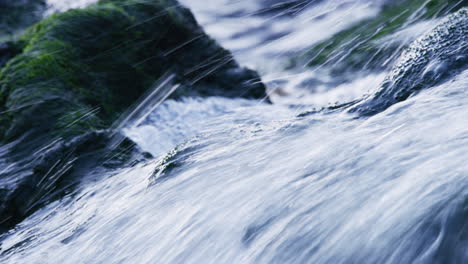 Wasser-Fließt-In-Stromschnellen,-Nahaufnahme