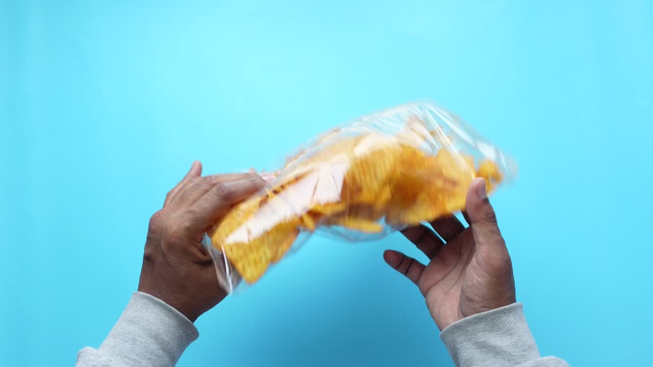 손은 토르라 의 가방을 들고 있습니다.