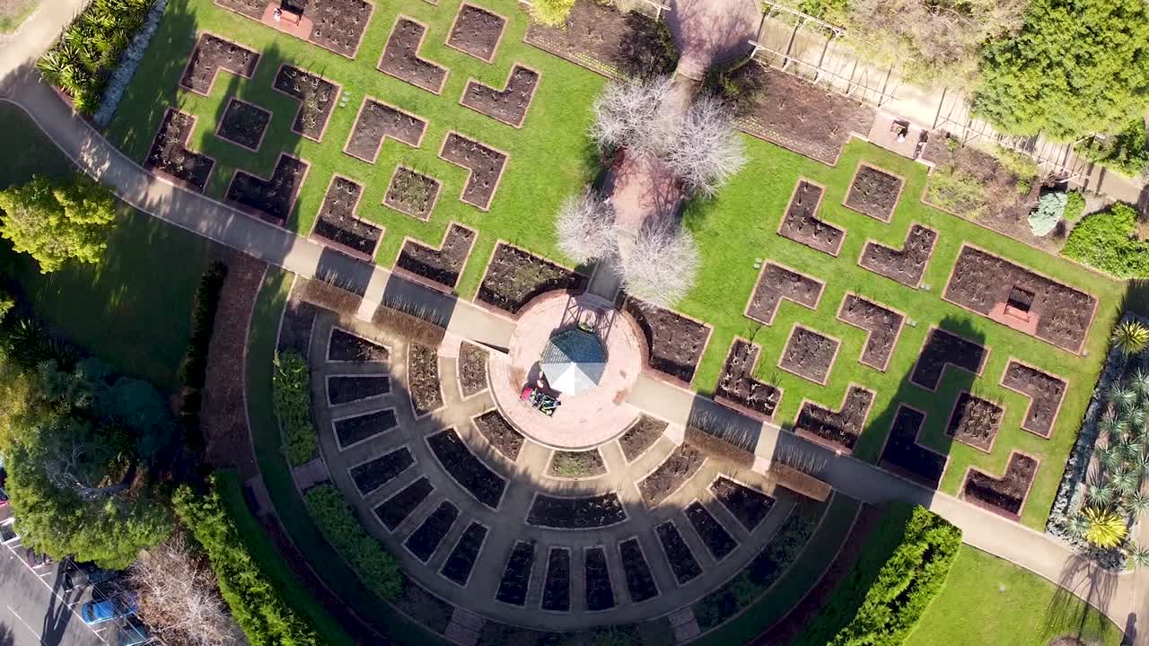 공중 - 조경된 정원의 회전 드론 샷