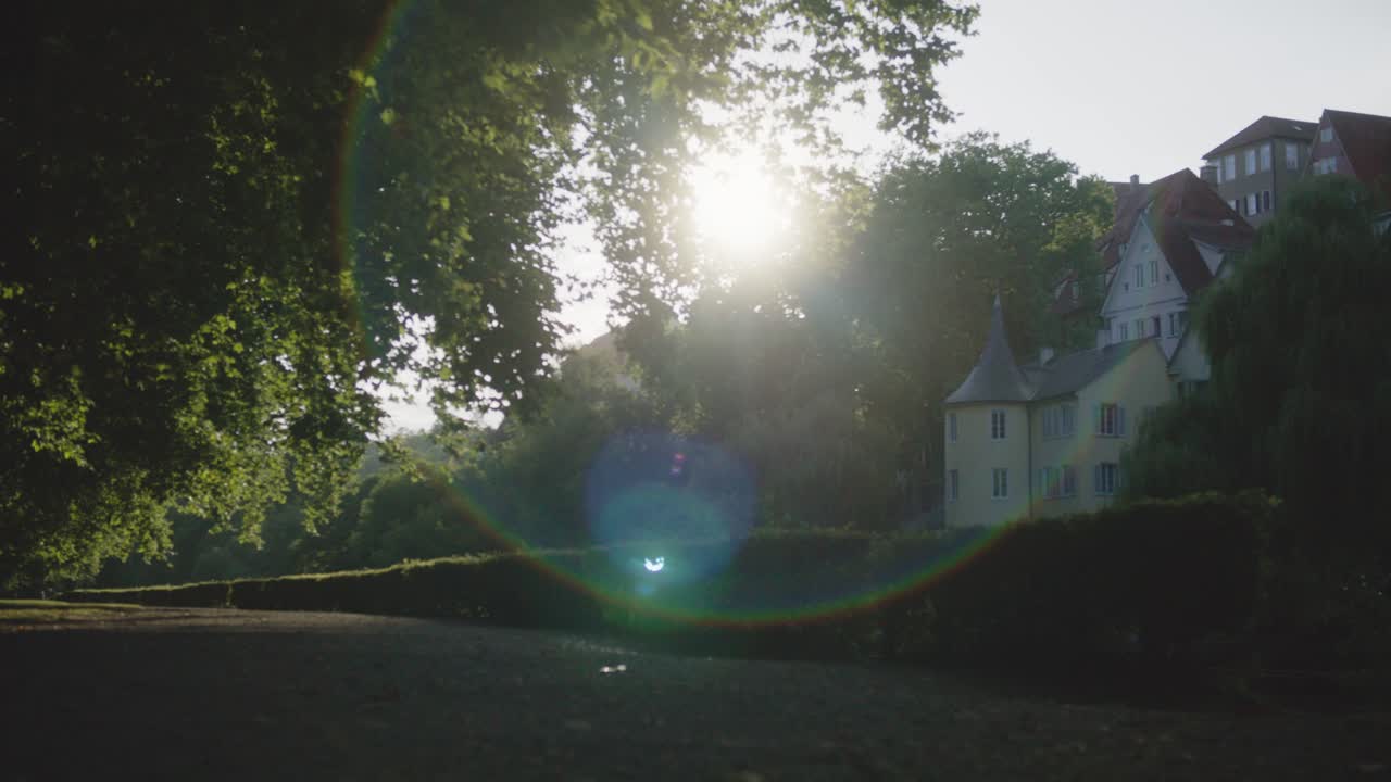 llamarada solar en el parque en tubingen, alemania en 4k en el centro de la ciudad de la universidad más antigua de europa al atardecer