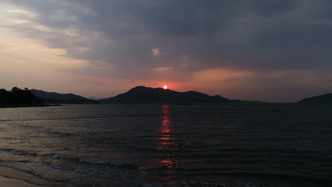 tiro de drone de la salida del sol en la isla de lantau hong kong