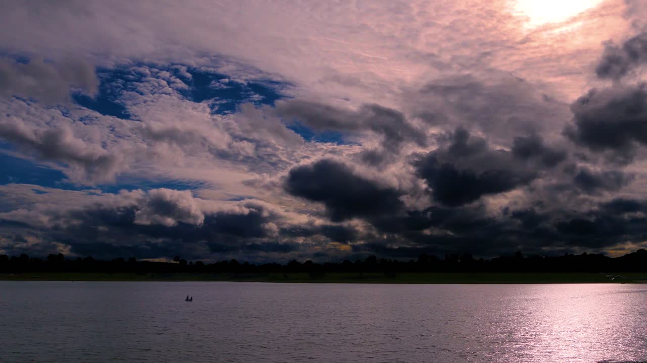 lapso de tiempo de un cielo dramático al atardecer, con velocidad normal para el lago