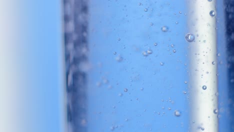 líquido viscoso con burbujas en un tubo de ensayo, ensayo de laboratorio para productos cosméticos
