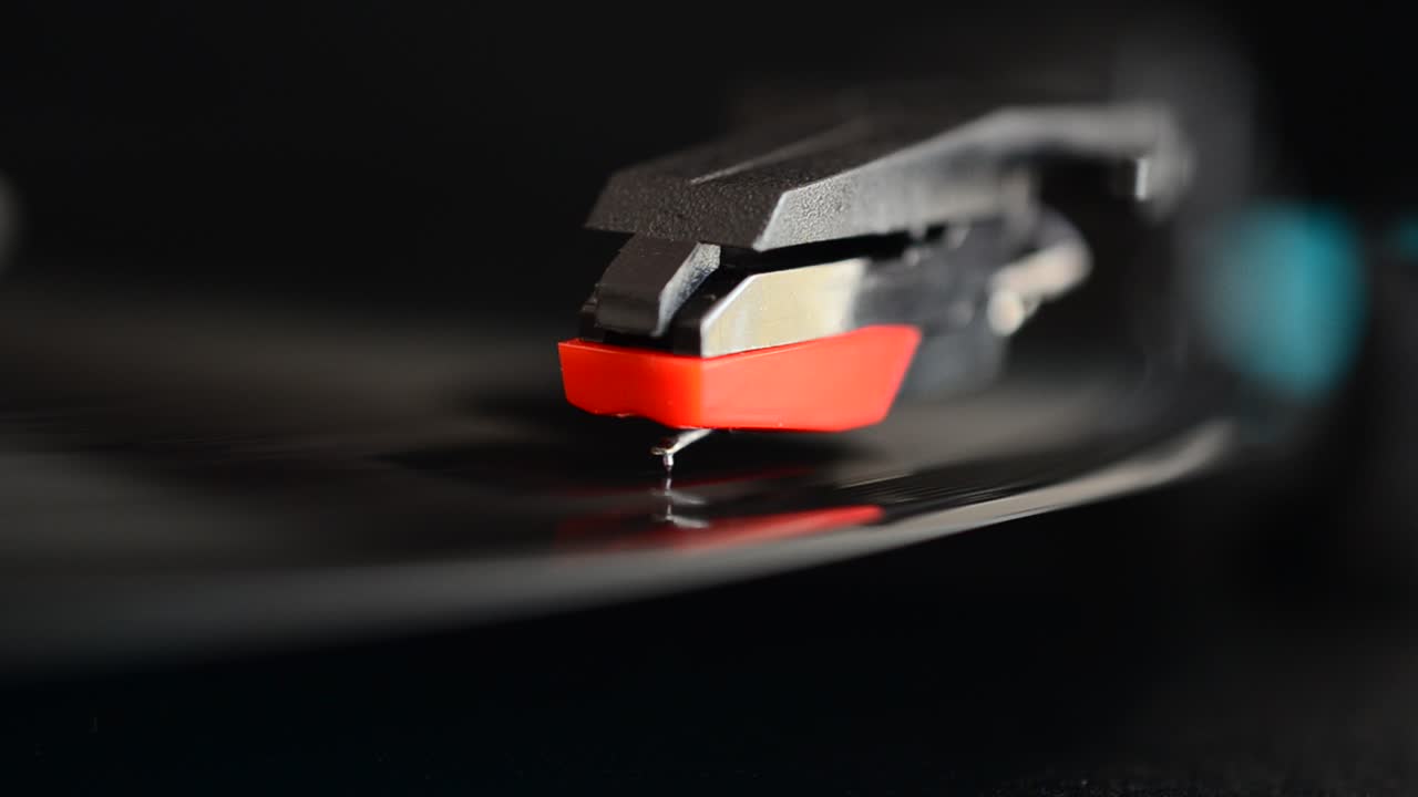 Platespiller. Nål på en vinylplate.