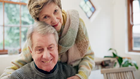Älteres-Paar,-Gesicht-Und-Umarmung-Zu-Hause-Mit-Lächeln