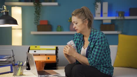 Mujer-Trabajadora-De-Oficina-En-Casa-Negociando-Dólares.