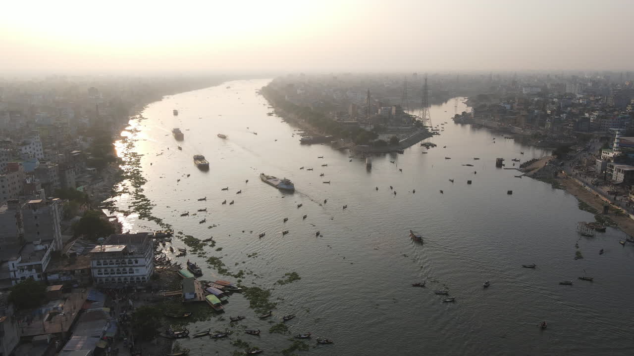 Fleuve Buriganga avec de nombreux navires et bateaux et le paysage urbain du Vieux Dhaka, vue aérienne.