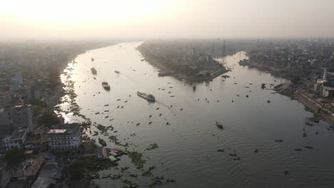 布里甘加河 (buriganga river) 有許多船隻和船隻,以及舊達卡的城市風景,從空中觀看