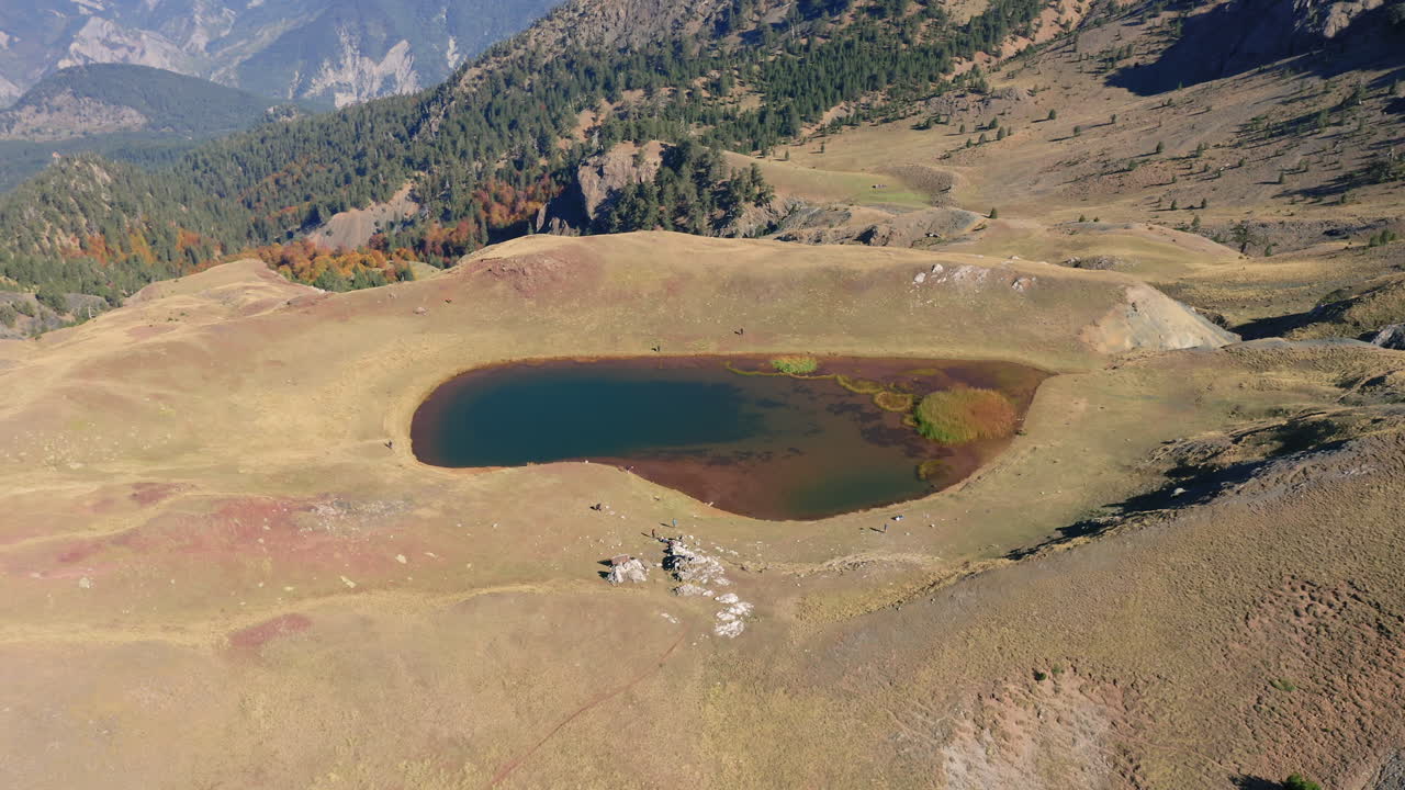 Luftfoto af fjern alpesø i Mount Smolikas Grækenland, Epirus, naturskønt landskab ved Dragonsøen