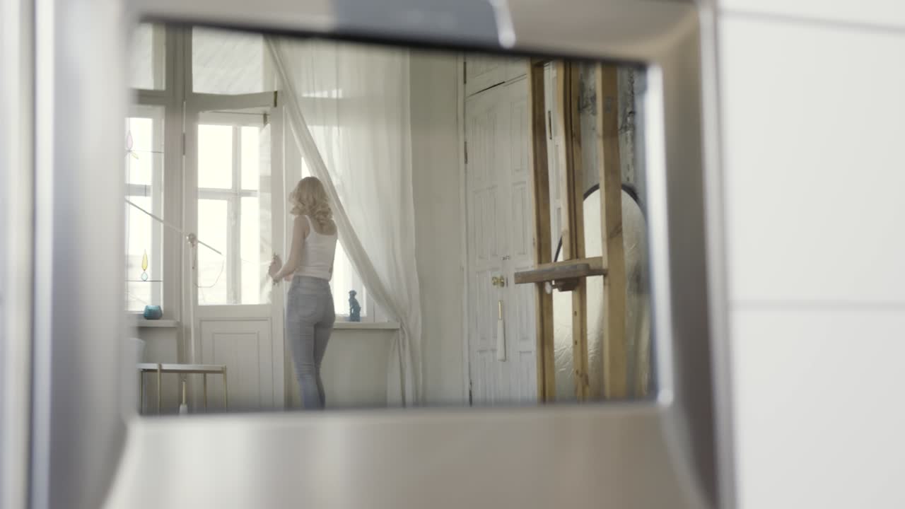 밝은 스튜디오 아파트 에 있는 여자