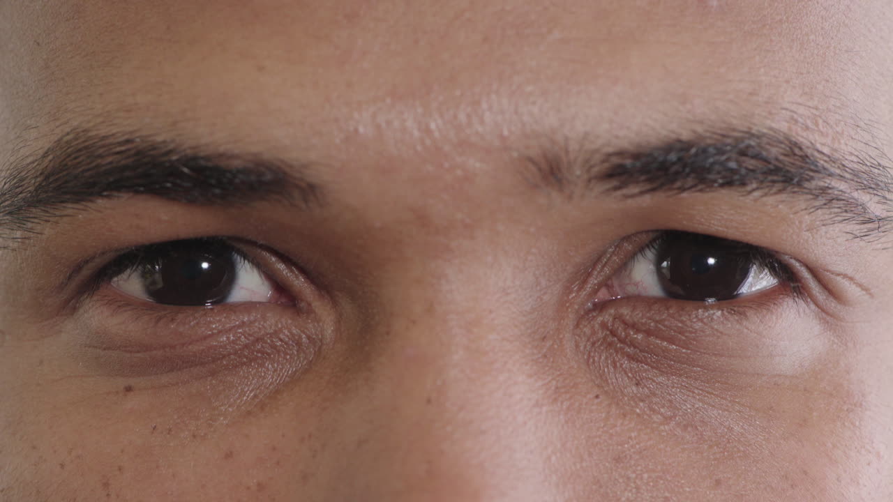 가까운 사람 눈을 뜨고 카메라를 바라보는 아이리스 반사 비전 시력