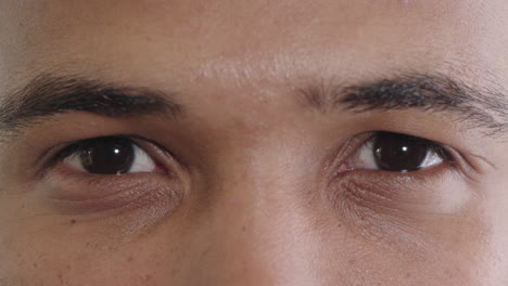 hombre de cerca abriendo los ojos mirando a la cámara parpadeando el iris reflexión visión vista